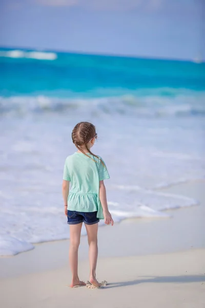 Adorable little girl walking along white sand Caribbean beach — Stock Photo, Image