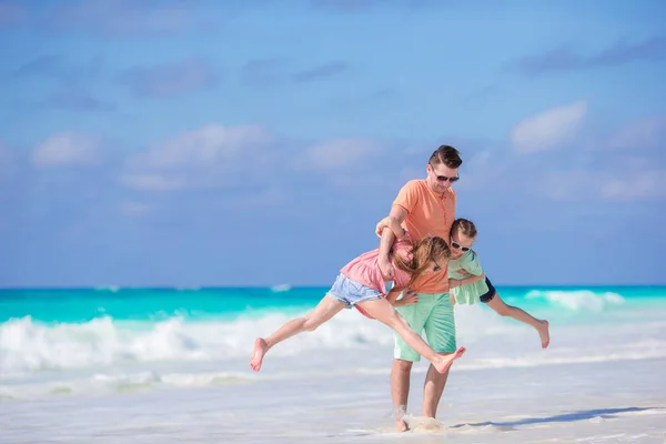 Rodziny na tropikalnej plaży mieć dużo zabawy — Zdjęcie stockowe