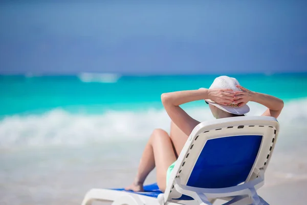 Młoda kobieta w kapeluszu na tropikalnej plaży z widokiem na piękne morze — Zdjęcie stockowe