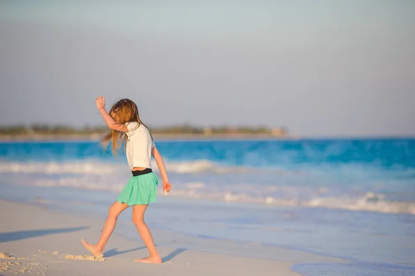 Liebenswertes kleines Mädchen am Strand während der Sommerferien — Stockfoto