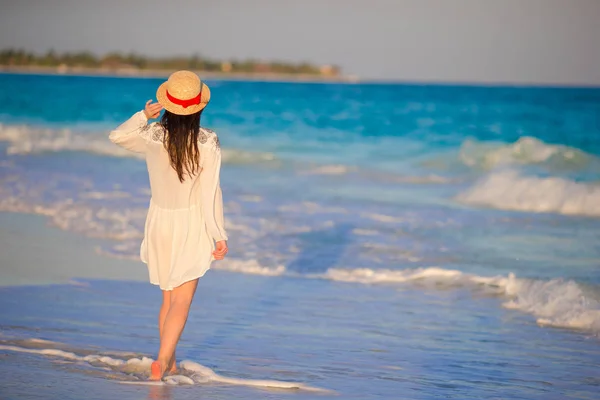 Молодая красивая женщина на тропическом побережье на закате. Счастливая девушка в платье вечером на пляже — стоковое фото