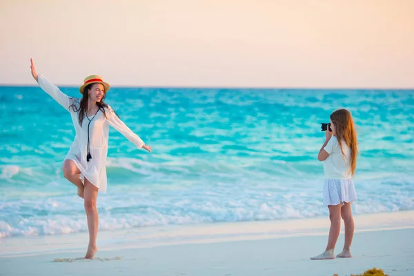 Malá roztomilá holka pořizování fotografii její matka na tropické pláži — Stock fotografie