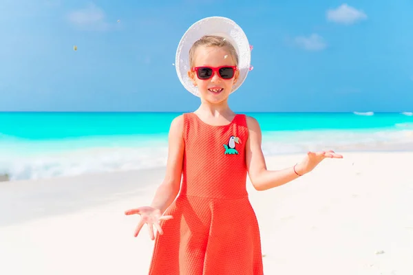 Retrato de niña adorable en la playa durante las vacaciones de verano — Foto de Stock