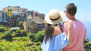 Corniglia, eski kıyı kenti arka plan görünümünü ile mutlu bir aile Cinque Terre Milli Parkı, Liguria, İtalya, Europe