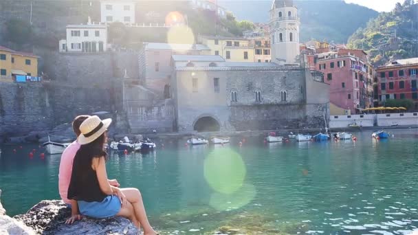 Familia joven en una cala en una roca en la Reserva Cinque Terre. Impresionante naturaleza y aire fresco — Vídeo de stock