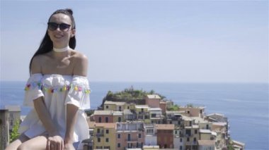 Genç kadın Cinque Terre, Liguria, İtalya için eski Köyü'nde güzel manzaralı. Avrupa İtalyan tatil.