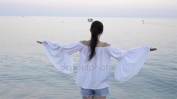 Mujer joven disfrutando de vacaciones en la playa en vacaciones europeas en la costa de Liguria — Vídeos de Stock