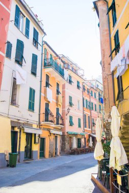 Eski güzel Cinque Terre, İtalya için kıyı köyünde açık kafe ile dar sokakları boşaltın
