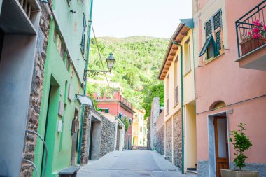Eski güzel Cinque Terre, İtalya için kıyı köyünde açık kafe ile dar sokakları boşaltın