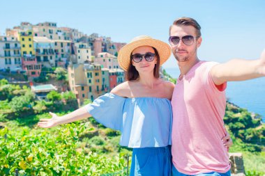 Corniglia, eski kıyı kenti arka plan görünümünü ile mutlu bir aile Cinque Terre Milli Parkı, Liguria, İtalya, Europe