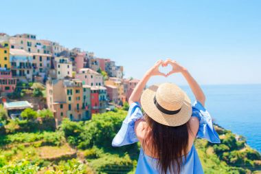 Mutlu kız eller kalp şeklinde eski kıyı köyüne Cinque Terre Milli Parkı'nda yapma. Avrupa tatil.