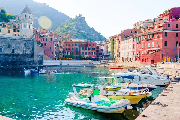 Bella baia accogliente con barche e acqua turchese chiaro in Italia. Veduta del vecchio piccolo villaggio europeo . — Foto Stock