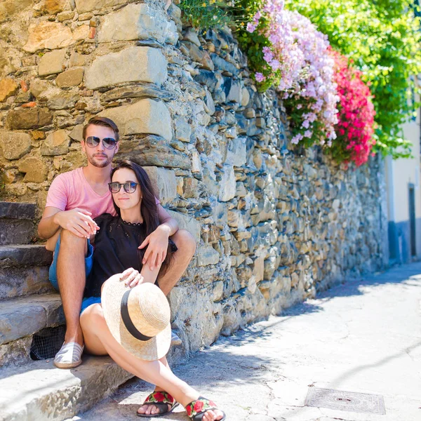 Young tourist couple traveling on european holidays outdoors in italian vacation in Cinque Terre — Stock Photo, Image