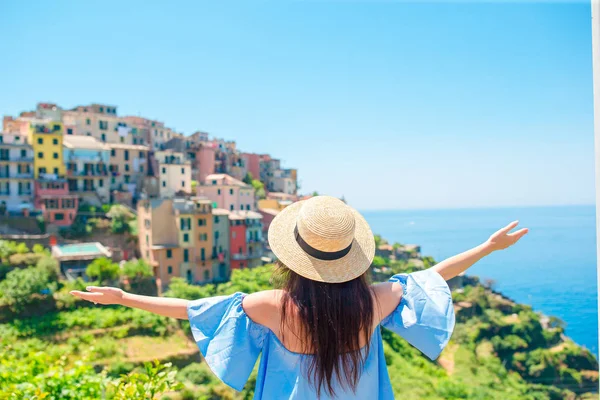 Mujer joven con hermosa vista en el antiguo pueblo de Cinque Terre, Liguria, Italia. Vacaciones italianas europeas . — Foto de Stock