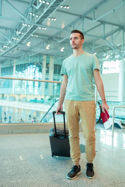 Człowiek młody turysta z paszportu i internatem przekazać lotnisku gotowy do tfly — Zdjęcie stockowe