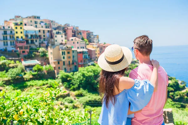 Pareja feliz con hermosa vista del antiguo pueblo costero en el parque nacional Cinque Terre, Liguria, Italia, Europa —  Fotos de Stock