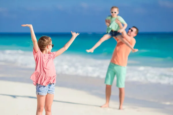 Rodina na tropické pláži s bílým mít spoustu zábavy — Stock fotografie