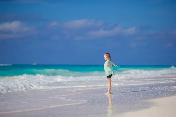 Menina adorável na praia durante as férias de verão — Fotografia de Stock