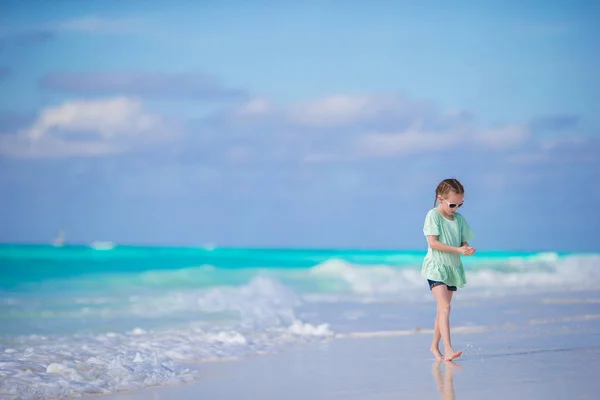 Adorabile bambina che cammina lungo la spiaggia dei Caraibi di sabbia bianca — Foto Stock