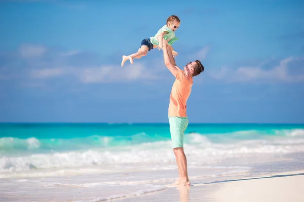 Kislány és boldog apa szórakozás közben tengerparti nyaralás — Stock Fotó