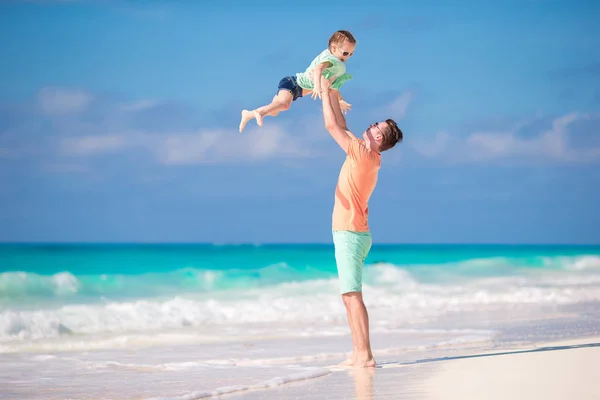 Liten flicka och glad pappa har roligt under stranden semester — Stockfoto