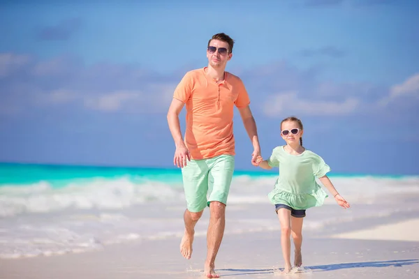 Ragazzina e papà felice si divertono durante le vacanze al mare — Foto Stock