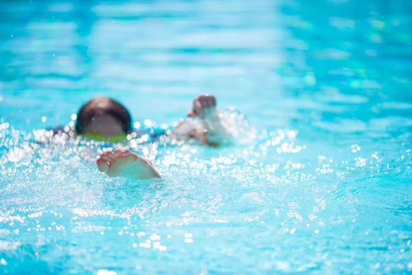 Feliz niña divirtiéndose en la piscina al aire libre — Foto de Stock