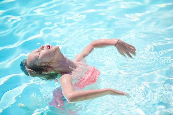 屋外スイミング プールで楽しんで幸せな少女 — ストック写真