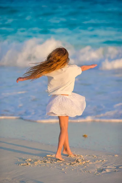 可爱的小女孩，在沙滩上跳舞和玩 — 图库照片