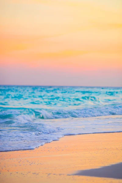 Superbe coucher de soleil sur une plage exotique des Caraïbes — Photo