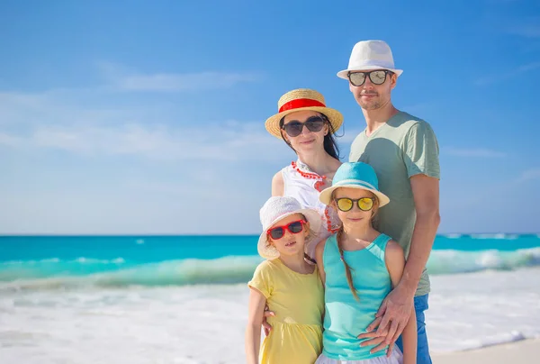 Retrato de feliz hermosa familia de cuatro en una playa tropical en Carribean vacaciones —  Fotos de Stock