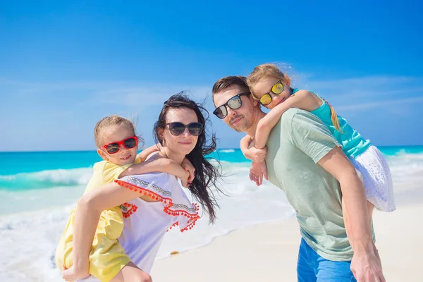 Vacanza al mare in famiglia — Foto Stock