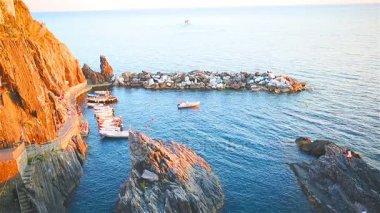 Tekneler ve Cinque Terre, İtalya, Avrupa'nın eski köyde açık turkuaz su ile güzel rahat Körfezi