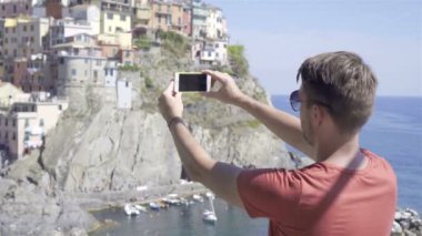 Genç adam Cinque Terre, Liguria, İtalya için eski Köyü'nde güzel manzara fotoğrafını çekmek. Avrupa İtalyan tatil.