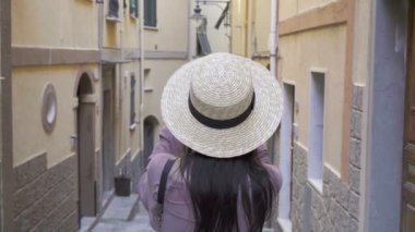 Cinque Terre tatil sırasında eğlenmek güzel ve genç birbayan. Avrupa'nın eski Street yürüyüş genç beyaz turizm