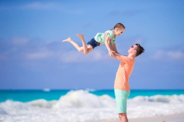 Aile beach etkinlik. Baba ve kızı birlikte eğlenin
