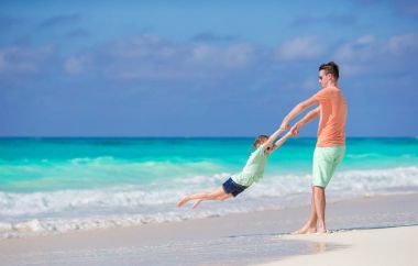 Aile beach etkinlik. Baba ve kızı birlikte eğlenin