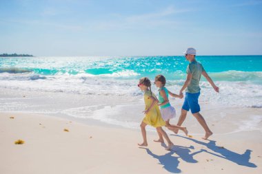Aile beyaz tropikal plaj üzerinde eğlenceli bir sürü var. Baba ve çocuklar üzerinde sahil keyfini çıkarın. Beach Tatil etkinlik