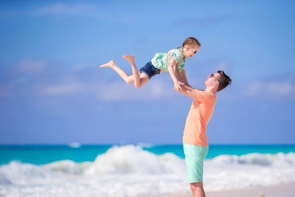 家庭海滩活动。父亲和女儿一起玩乐 — 图库照片