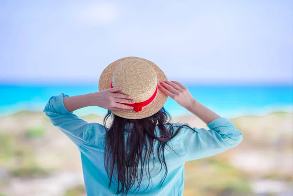 Genç kadın bir tropik sahilde güzel denizin üzerinde seyir. Beach Tatil. — Stok fotoğraf