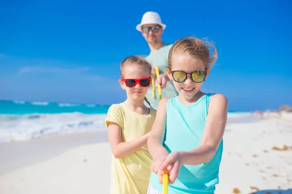 Rodziny na tropikalnej plaży mieć dużo zabawy. Ojciec i dzieci cieszyć się wakacje nad morzem — Zdjęcie stockowe