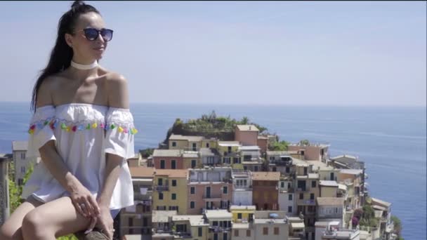 Fiatal nő, gyönyörű kilátással a régi falu a Cinque Terre, Liguria, Olaszország. Európai olasz nyaralás. — Stock videók