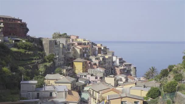 Eski İtalyan köy mimarisi üzerinde görüntüleyin. Manarola Cinque Terre, taly en popüler eski köyde biridir — Stok video