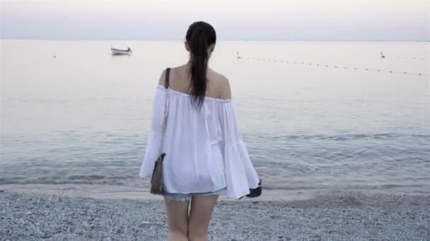 Молода жінка на пляжі в європейські канікули на Лігурійському узбережжі — стокове відео