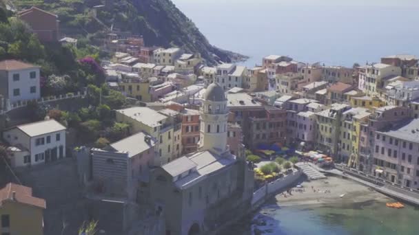 Hermosa vista de Vernazza desde arriba. Uno de los cinco famosos pueblos coloridos del Parque Nacional Cinque Terre en Italia — Vídeo de stock