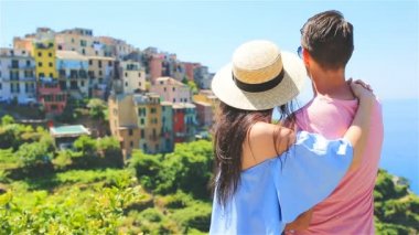 Cinque Terre Milli Parkı, Liguria, İtalya, Europe eski kıyı şehir manzaralı balayı içinde çift