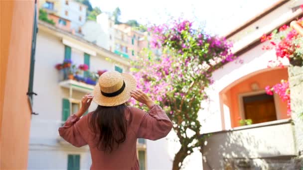 Gyönyörű fiatal nő birtoklás móka közben szünetek, a Cinque Terre. Fiatal kaukázusi turista séta a régi utca Európában — Stock videók