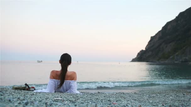 Young woman enjoying vacation on the beach in european vacation on the Ligurian coast — Stock Video