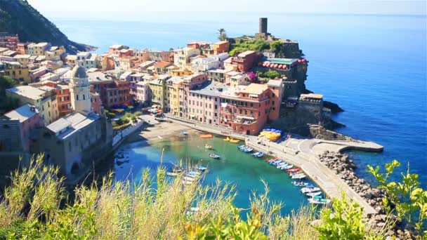 Bellissima Vernazza alle Cinque Terre. Uno dei cinque famosi borghi colorati del Parco Nazionale delle Cinque Terre in Italia — Video Stock