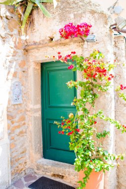 Eski güzel Cinque Terre'nin sahil köyü dar sokakları boşaltın. Avrupa İtalyan evinde renkli kapı